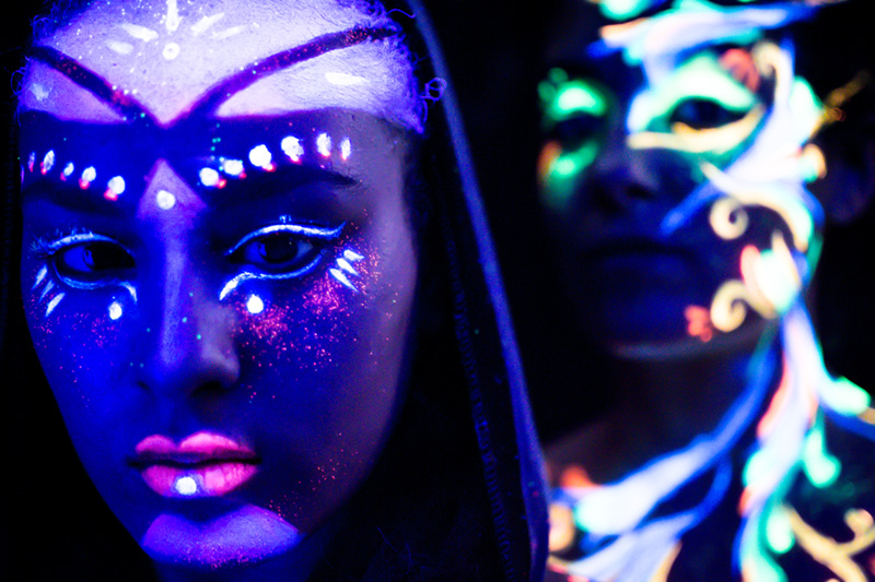 Découvrez "Welcome To The FUTURE", un projet artistique innovant mêlant bodypainting en lumière noire et réflexions sur l'avenir. MUA bodypainting Blacklight