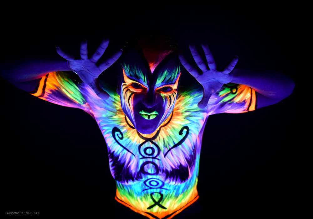 Découvrez "Welcome To The FUTURE", un projet artistique innovant mêlant bodypainting en lumière noire et réflexions sur l'avenir. MUA bodypainting Blacklight